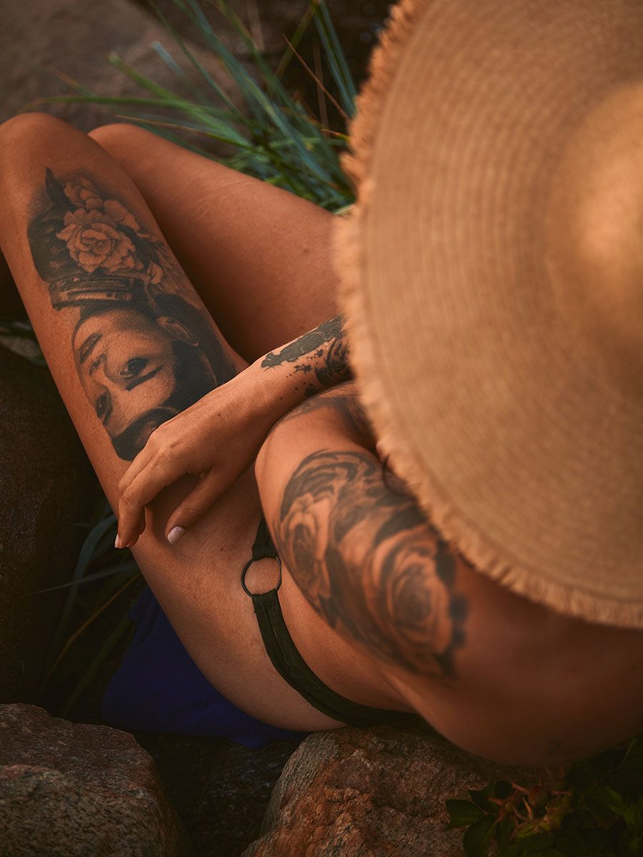 Tattoo Girl mit Sonnenhut